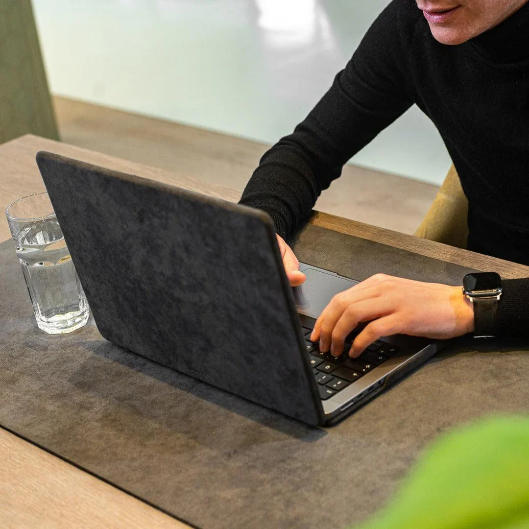 Alcanside | Macbook Pro & Pro Max 16" (2021-2025) Alcantara Cover | Space Grey - Image 5